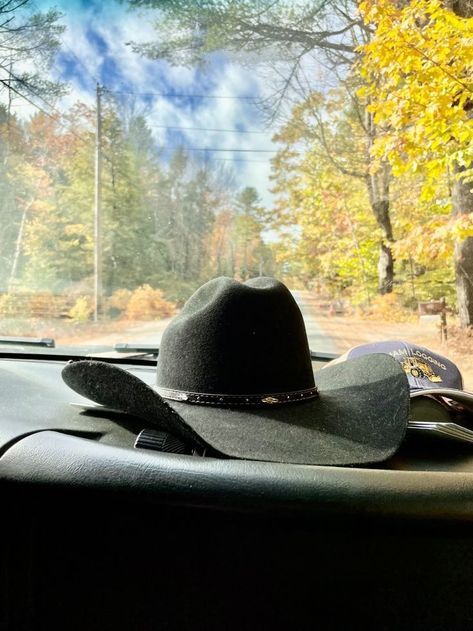 Black Cowboy Hat Aesthetic, Cowboy Hat Photography, Cowboy Hat Aesthetic, Tim Mcgraw Concert, Sombrero Cowboy, Trash Chute, Cowboy Life, Western Bedroom Decor, Black Cowboy Hat