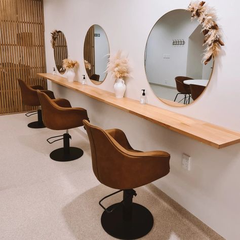 Colour Bar Salon, Salon Styling Station Ideas, Home Hair Salons Garage, Salon Color Room, Double Salon Suite Ideas, Hairdressing Salon Interior Design, Hair Salon Signage, Hair Salon Suite Decor Small Spaces, Earthy Salon Decor