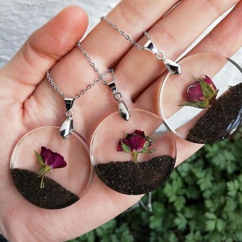 In Memory Resin Ideas, Elegant Resin Jewelry, Resin Jewellery Making, Resin Stone Jewelry, Resin Jwellary Ideas, Summer Resin Earrings, Resin Jwellary, Epoxy Jewelry Diy Ideas, Resin Necklace Ideas