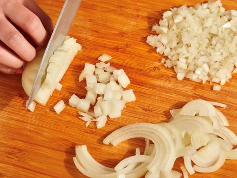 A step-by-step guide. How To Cut An Onion, How To Dice An Onion, Dried Minced Onion, Dice An Onion, Cut An Onion, Chopping Onions, Holiday Casseroles, How To Cut Onions, Paleo Chili