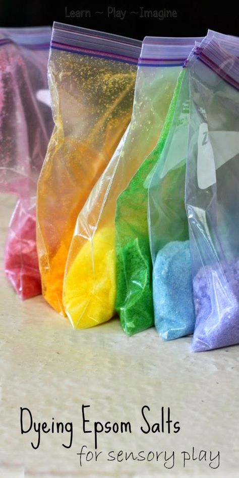 Simple and frugal sensory play - How to color epson salts Preschool Sensory, Sensory Tubs, Craft Recipes, Sensory Ideas, Sensory Activity, Sensory Bottles, Sensory Table, Messy Play, Preschool Science