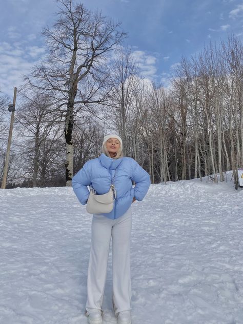 Light Blue Puffer Jacket Outfit, Light Blue Jacket Outfit, Light Blue Coat Outfit, Blue Puffer Jacket Outfit, Blue Winter Outfit, Nyc Outfits Winter, Light Blue Puffer Jacket, Japan Outfit Winter, Blue Coat Outfit