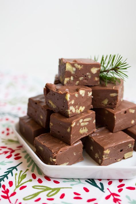 Easiest Fudge Recipe, Easy Xmas Dessert, Chocolate Pecan Fudge, Pecan Fudge, Chocolate Walnut Fudge, Christmas Candy Homemade, Easy Chocolate Fudge, Pecan Desserts, Walnut Fudge