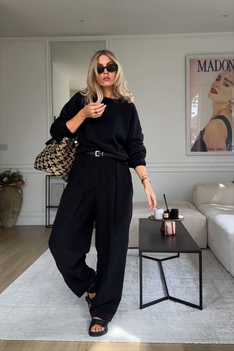 Wide Leg Cargo Trousers Outfit, Black Straight Leg Pants Outfit Work, Wide Leg Trousers Outfit Midsize, Pleated Black Pants Outfit, Cute Trousers Outfits, Black Trousers Casual Outfit, Halara Wide Leg Pants Outfit, Wide Black Trousers Outfit, Wide Leg Work Pants Outfit