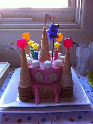 cute and easy idea for a really great castle cake! Easy Cakes For Kids, Easy Kids Birthday Cakes, Castle Birthday Cakes, Fairy Princess Birthday, Fairy Princess Party, Fairy Birthday Cake, Princess Castle Cake, Princess Birthday Cake, Castle Cake