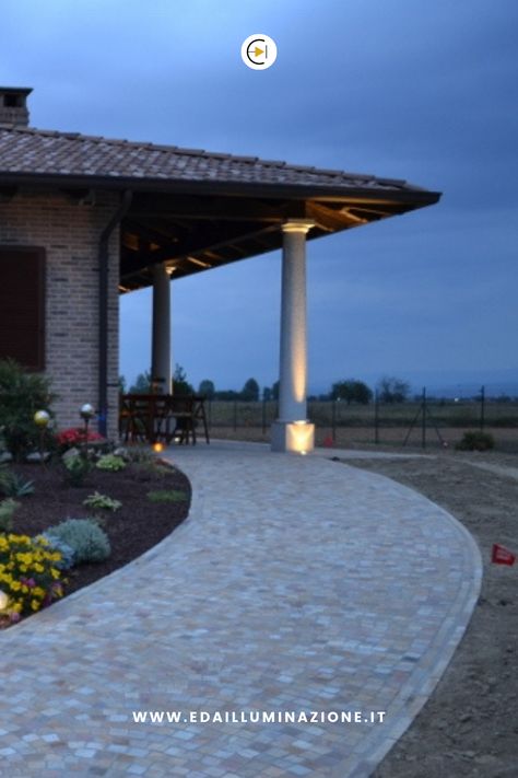 Suddividi il giardino in aree, individuando i percorsi di accesso, i percorsi principali, le aree più riservate e quelle più decorative: per ogni area prevedi un’illuminazione ad hoc così da ottenere un risultato davvero “wow”. #illuminazionegiardino #illuminazioneesternicasa #illuminazionegiardinoled #esternocasa #illuminazionegiardinomoderno #illuminazioneesterna #design #outdoordesign Ad Hoc, Chiaroscuro, Bird Bath, Gazebo, Outdoor Structures, Bath, Outdoor Decor, Design