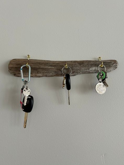 Driftwood key holder.  Each pieces is uniquely crafted to fit the natural wood. Perfect for indoor or outdoor. Driftwood Key Holder, Driftwood Home Decor, Keys Holder Ideas, Drift Wood Ideas Diy Projects, Driftwood Hooks, Driftwood Interior, Key Holder Ideas, Beach Wood Decor, Diy Key Holder