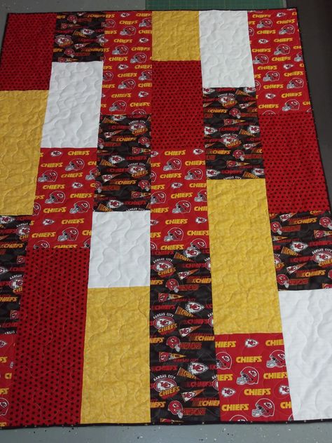 Football lap Quilt. This quilt measures 53" W x 72" L . It is made with two different Kansas City Chief's fabrics, along with gold, white, and red fabrics. Kansas City Chiefs Quilt Ideas, Kansas City Chiefs Quilt Patterns, Football Quilts Ideas, Kansas City Chiefs Quilt, Chiefs Quilt, College Quilts, Rag Quilting, Football Quilt, Football Fabric