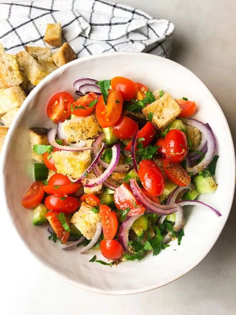 If you've never made a panzanella salad, well you're surely missing out! Its origin is from the Tuscan region of Italy where it was originally made with stale bread, onions and olive oil. Later, cucumbers and tomatoes were added to create a sort of salad. It was also a way to use old bread without discarding it.As you'll see below, I'm not including any exact measurements, as this recipe is truly intended for you to make with what you have available and in whatever proportions you desi… Pesto Flatbread Pizza, Southwest Burger, Cucumbers And Tomatoes, Salad Homemade, Grapefruit Salad, Milk Chocolate Chip Cookies, Panzanella Salad, Mulling Spices, Bacon Stuffed Mushrooms