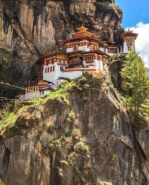 Bhutan Travel, Asian Architecture, Landscape Photography Nature, Lhasa, World View, Travel Images, Bhutan, Beautiful Places To Visit, Fantasy Landscape