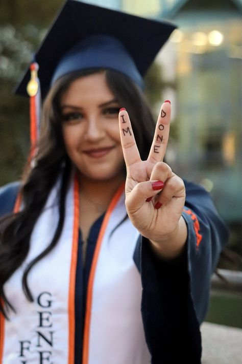 Creative Shot For Graduation Studio Portrait Photography, Simple Graduation Poses, Graduation Day Poses In Saree, Graduation Day Photo Ideas, Convocation Picture Ideas, Convocation Pose Photo Ideas, Graduation Pictures Hijab, Creative Graduation Photoshoot Ideas, Senior Cap And Gown Photos