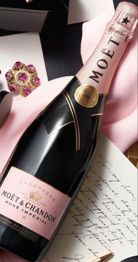 Moet Rose, Chandon Rose, Moet Chandon Champagne, Moët Chandon, Champagne France, Will You Be My Bridesmaid Gifts, Champagne Party, Rose Champagne, Vintage Champagne