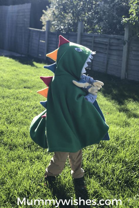 DIY Reversible Dinosaur Cape - Mummy Wishes Kids Cape Pattern, Dragon Cape, Costume Dinosaure, Toddler Cape, Diy Cape, Giraffe Costume, Dino Costume, Kids Halloween Costume, Dinosaur Halloween