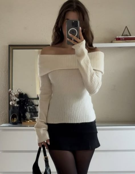 Super cute winter outfit! Click on image or click the link to buy! #fashion #winter #outfits #clothing #sweater #white #winterfashion #fancy #chic #ad #affiliate #inspo #beauty Christmas Outfits Ideas, Stile Blair Waldorf, Adrette Outfits, Sixth Form Outfits, Fest Outfits, Sixth Form, Old Money Outfits, Old Money Style, Outfit Trends