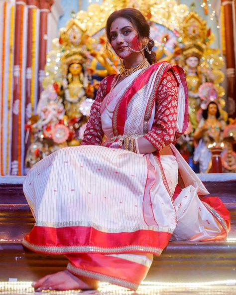 113.4k Likes, 1,354 Comments - Nusrat (@nusratchirps) on Instagram: “Simplicity is the ultimate sophistication... #DurgaPuja2019” Nusrat Jahan, Saree Navel, Wedding Couple Poses Photography, Wedding Couple Poses, Designer Lehenga Choli, Durga Puja, Indian Outfit, Saree Blouse Designs, Bollywood Fashion