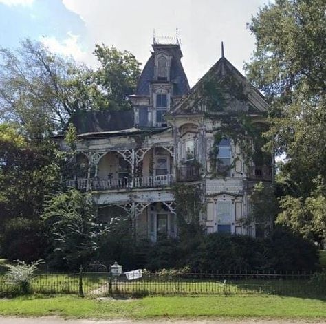 Pine Bluff Arkansas, Second Story Porch, Creepy Old Houses, Abandoned Property, Creepy Houses, Abandoned Mansion, Old Abandoned Houses, Victorian Cottage, Abandoned Mansions