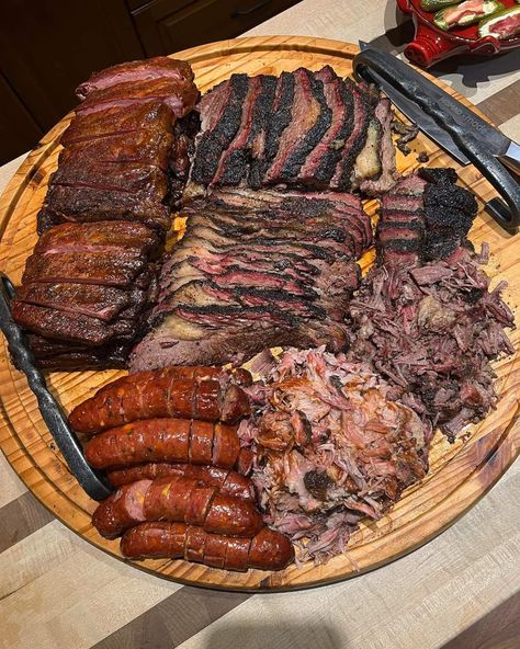 Meat Platter Ideas Bbq, Bbq Platter, Amazing Food Platters, Meat Diet, Food Meat, Smoked Food Recipes, Patio Decorating Ideas, Patio Decorating, Food Platters