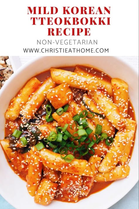 Mandoo Recipe Korean Food, Vegan Tteokbokki Recipe, Teobbeoki Recipe, Tebokkki Recipe, Mild Tteokbokki, Tteokbokki Rice Cakes, Korean Tteokbokki, Spicy Tteokbokki, Korean Vegetarian Recipes