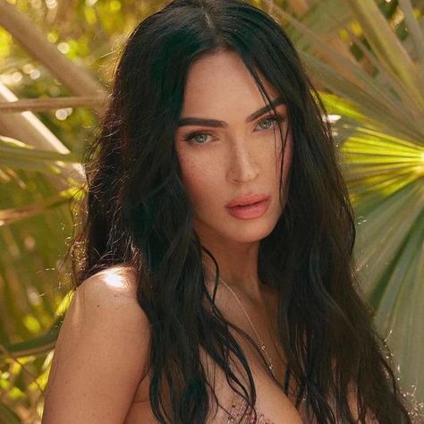 megan fox fanpage ♡ on Instagram: "🥵🥵 @meganfox • • tags: #meganfox #meganfoxedit #jennifersbody #jennifercheck #megan #fox #exploremore #fashion #foryou #fyp #jennifersbodyedits #explorepage #explorepage✨✨✨✨ #vmas #likeit #followtrain #likesforlike #followforlike #hollywood #followforfollow #metgala #metgala2021 #skims #kourtneykardashian #nightgames #metgala2022" Megan Fox Makeup, Jennifer’s Body, Rachel James, Megan Denise Fox, Swimsuit Edition, Jennifer's Body, Hollywood Movie, Hollywood Actress, Sports Illustrated Swimsuit