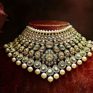 Kundan Jewellery Bridal, Sabyasachi Lehenga, Kundan Jewellery Set, Bridal Jewelery, Sabyasachi Jewellery, Style Africain, Indian Bridal Jewelry Sets, Bridal Jewelry Collection, Wedding Jewellery Collection