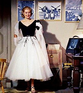 Rear Window 1954, Edith Head Designs, Grace Kelly Dresses, Grace Kelly Style, Edith Head, Princess Grace Kelly, Iconic Dresses, Actrices Hollywood, Princess Grace