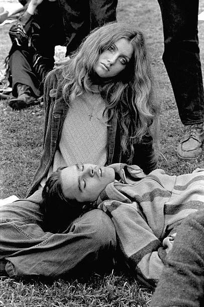 431 Hippie Commune Photos and Premium High Res Pictures - Getty Images 1960s Photos, 60s Hippies, Hippie Commune, Hippie Couple, Mundo Hippie, Hippies 1960s, 60s Hippie, 1970s Hippie, 60s 70s Fashion