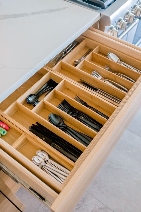 Spring Cleaning Tips Blue Open Plan Kitchen, Kitchen Knife Storage, Kailee Wright, Spring Cleaning Tips, Knife Organization, House Organisation, Kitchen Showroom, Kitchen Drawer Organization, Spring Cleaning Hacks