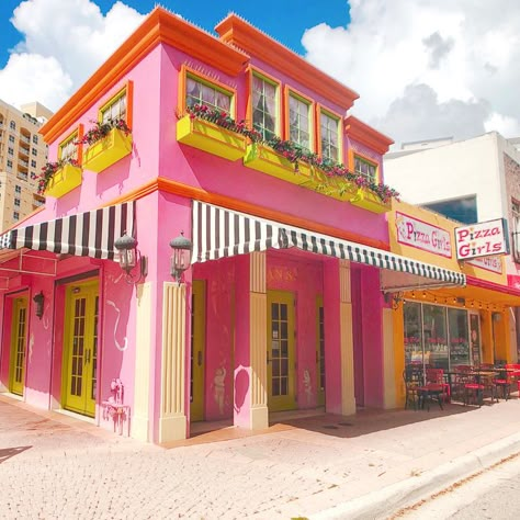 16 Colorful Places in West Palm Beach, Florida - Pretty In Pigment Palm Beach Shores Florida, Florida Palm Beach, West Palm Beach Florida Restaurants, West Palm Beach Florida Aesthetic, West Palm Beach Florida Things To Do In, West Palm Beach Aesthetic, Palm Beach Florida Aesthetic, West Palm Beach Outfits, West Palm Beach Restaurants