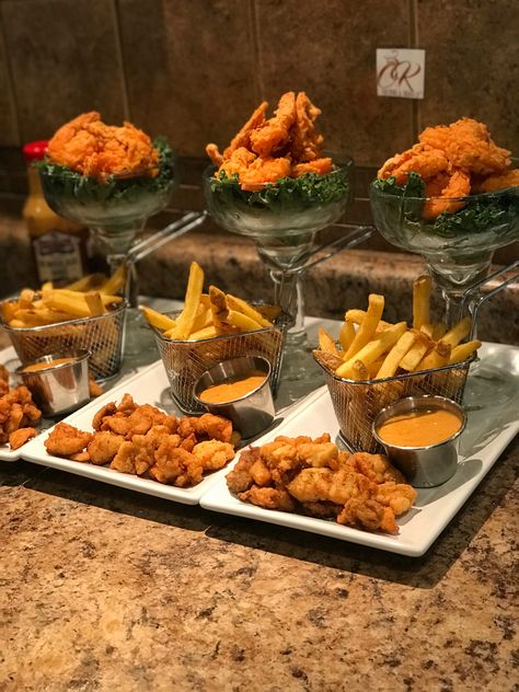 Restaurant Serving Ideas, Food Ideas For Restaurant, Bar Food Ideas Restaurant, Restraunt Ideas, Fast Food Catering, Fried Alligator, Catering Food Displays, Bistro Food, Party Food Buffet