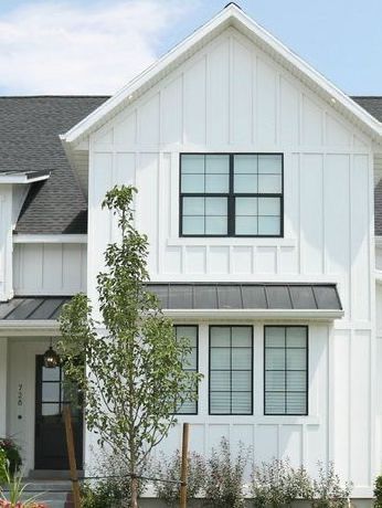 White Home Exterior, Farmhouse Style Exterior, Farmhouse Exteriors, Best Exterior Paint, Siding Ideas, Farmhouse Exterior Design, Modern Farmhouse Lighting, Exterior House Ideas, Home Gym Design Garage