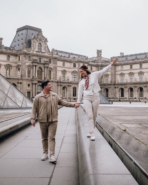 Louvre Couple Photo, Louvre Photo Ideas, Parisian Photoshoot, Paris Travel Photography, Paris Couple, The Louvre Museum, Paris Guide, Couples Play, Paris Pictures