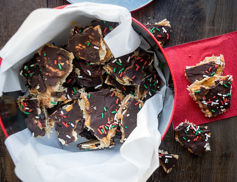 Pretzel Christmas Crack Recipes With Pretzels, Toffee Cookie Recipe, Bark Recipes, Xmas Vibes, Cracker Candy, Christmas Eats, Homemade Toffee, Christmas Food Treats, Cracker Toffee