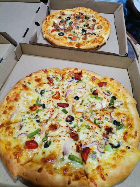 Piza Snaps, Jammu Snaps, Snaps Stories, Pizza Pic, Snack Pictures, Hot Pizza, Eating Food Funny, Spicy Snacks Recipes, Food Captions