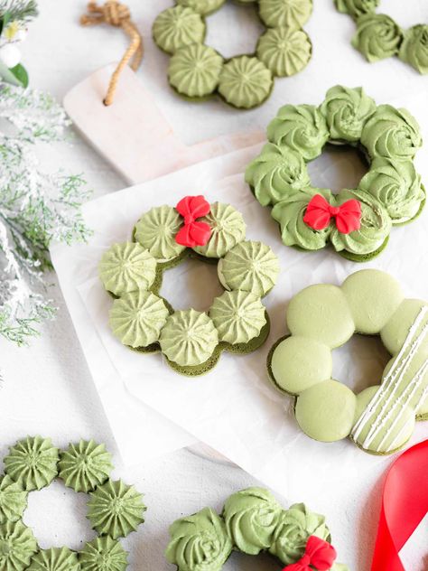 Christmas Wreath Macarons - Everything Marina Winter Macaron Flavors, Christmas Tree Macarons, Textured Macarons, Macaron Cake Ideas, Wreath Macarons, Christmas Macarons Flavors, Christmas Macarons Decoration, Meringue Designs, Cookies To Ship