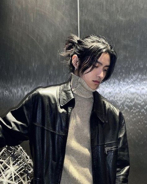 Fashion Asian Men, Guys With Ponytails, Man Ponytail, Man Hairstyle, Long Hair Ponytail, Men's Long Hairstyles, Boys Long Hairstyles, Japanese Men, Asian Hair