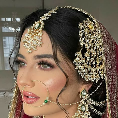 Natural Desi Bridal Makeup, No Makeup Bridal Look, Nikkah Hairstyles Brides, Bridal Makeup Looks Indian, Desi Bridal Hair, Pakistani Bridal Hair, Shaadi Hairstyles, Nikkah Hair, Soft Bridal Glam