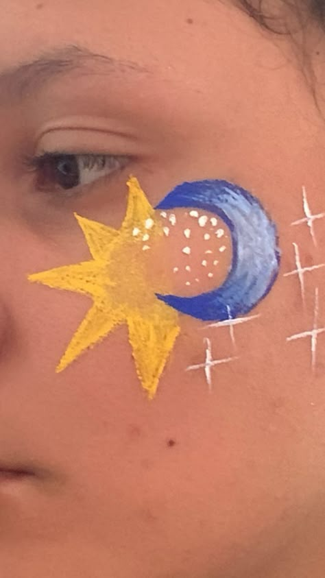 Pintura facial sol e a lua Aesthetic Face Paint Ideas Easy, Easy Fast Face Painting Ideas, Cute Face Painting Aesthetic Easy, Tiny Face Paint Ideas, Face Paint Hand Designs, Eclipse Face Paint, Easy Cute Face Painting, Sun And Moon Face Paint, Face Paint Inspo Aesthetic