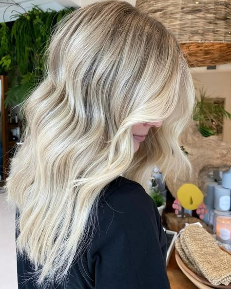 Lexie Haines 🍓 on Instagram: "Crisp Blonde 🍂 Babylight / Root Smudge / Tone Formulas / Lightener / KM ultimate lightener 20v Root smudge / 8n Dimensional Toner / 10vg 10t and a little littttle bit of 000 #blonde #blondebalayage #babyblonde #brightblonde #vanillablonde #dimensionalblonde #hairgoals #redkenshadeseq #bestofbalayage #beyondthebalayage #thebtcteam #behindthechair #hairbrained #modernsalon #phillybalayage #phillyblonde #beautylaunchpad #saloncentric #cooboard #oribe @hairpainters Redken Shades Eq 10 Vg, Babylights With Root Smudge, Bright Blonde Babylights, Bright Dimensional Blonde, Blonde Root Smudge, Root Smudge Blonde, Root Smudge, Summer Blonde Hair, Summer Blonde