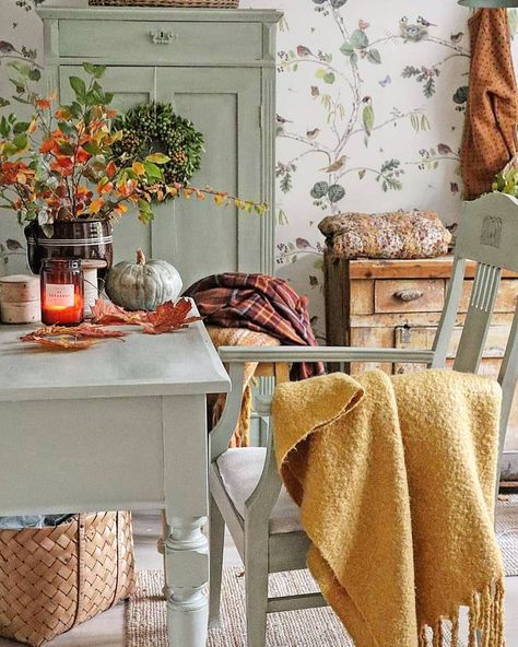 Vibeke Design, Country Homes, Cottage Interiors, Vintage Cottage, Cottage Living, Cottage Homes, Cottage Decor, Room Table, Country Cottage