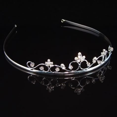 Simple, but very pretty! Simple Tiara, Prom Tiaras, Hair Accessories Tiara, Crown Aesthetic, Silver Tiara, Beautiful Tiaras, Diamond Tiara, Princess Tiara, Simple Diamonds