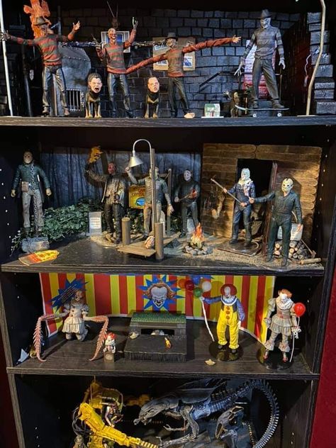 Take a dollhouse and make it creepy. Horror Figures Collection, Horror Diorama Ideas, Horror Collection Display, Neca Diorama, Horror Scenery, Horror Diorama, Horror Dollhouse, Action Figure Diorama, Horror Figures