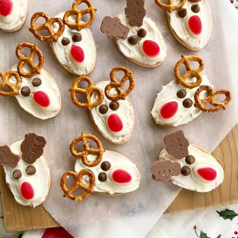 Arrowroot Cookies, Reindeer Biscuits, Christmas Reindeer Cookies, Arrowroot Biscuits, Christmas Food Crafts, Leave Cookies, The Perfect Cookie, Reindeer Cookies, Fairy Bread