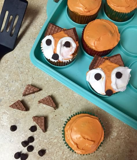 Diy Woodland Cupcakes, Fox Themed Food Ideas, Fox Bday Party, Fox Party Ideas, Fox Birthday Party Ideas, Fox Themed Birthday Party, Fox Cupcakes, Woodland Animal Birthday Party, Woodland Animal Party