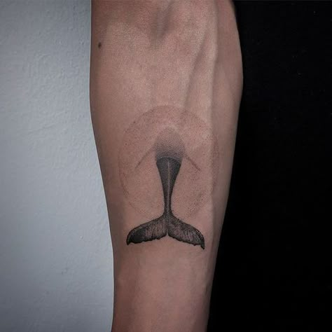 Misty Tattoo, Whale Tail Tattoo, Tail Tattoo, Pointillism Tattoo, Element Tattoo, Tatuagem Masculina Pequena, Tattoo Dotwork, Whale Tattoos, Ocean Tattoos