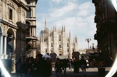 #VSCO #35mm #35mmfilm #35mmfilmphotography #filmcameraaesthetic #filmcamerainspo #photooftheday #analogfilm #vintage European Wall Art, Olympus Stylus, European Wall, Dolce Far Niente, Stray Cats, Film Photos, Euro Summer, Italian Summer, Cinematic Photography