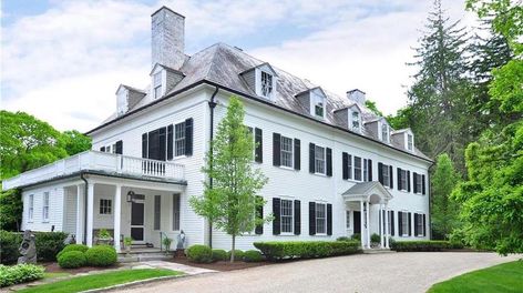 Southern Colonial Homes, Litchfield Connecticut, Charming Dining Room, Southern Colonial, American Mansions, In-law Apartment, Gambrel Roof, Colonial Exterior, Castle House