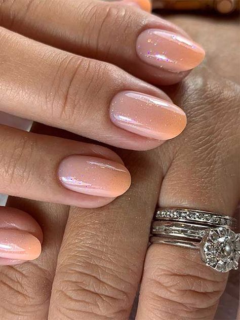 Short light orange summer ombre nails with a touch of glitter Classy Ombre Nails Short, Summer Ombre Nails, Short Nails Summer, Orange Ombre Nails, Turquoise Ombre, Short Ombre, Pink Ombre Nails, Ombre Nail Designs, Glamorous Nails