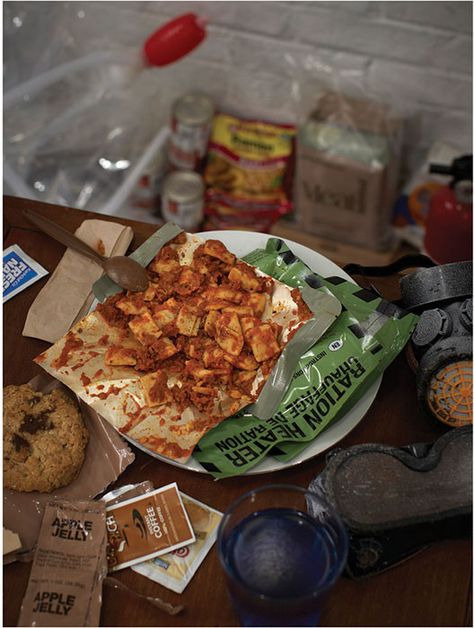 Photos of the Meals Doomsday Preppers Would Eat In the Event of an Apocalypse by Henry Hargreaves Selfsona Ideas, Apocalypse Meals, Food Apocalypse, Apocalypse Food, Canes Food, Military Food, Apocalyptic Art, Prepper Supplies, Coffee Apple