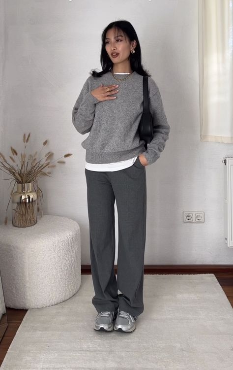 Gray Pants Outfit Winter, Uniqlo Work Outfit, Uni Girl Outfit, Uniqlo Outfit Ideas, Gray Pants Outfit, Grey Dress Pants Outfit, Uniqlo Women Outfit, 6th Form Outfits, Uniqlo Outfit