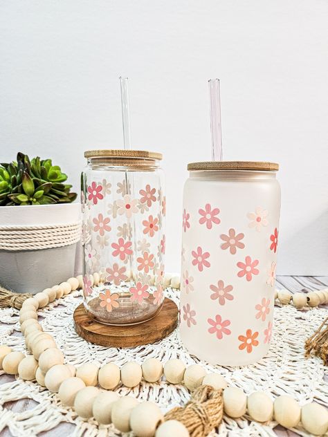 How cute are these iced coffee glasses with dainty daisies in muted shades of pink, peach, and purple!  ~16 ounce beer can glass ~glass straw and bamboo lid can be added at checkout. ~ high quality uv dtf cup wrap meant to be more durable than vinyl. Please follow care instructions to prolong the life of your glass. ~Check out my other designs and color changing cold cups, too! Matching color changing cups also available in my shop. Want them as a set? Message me for a special price! ~Ask me abo Glass Beer Can Cups, Glass Cups With Vinyl, Plastic Cup With Straw, Glass Tumbler Design, Aesthetic Glass, Retro Glassware, Gift Aesthetic, Coffee Glasses, Cute Coffee Cups